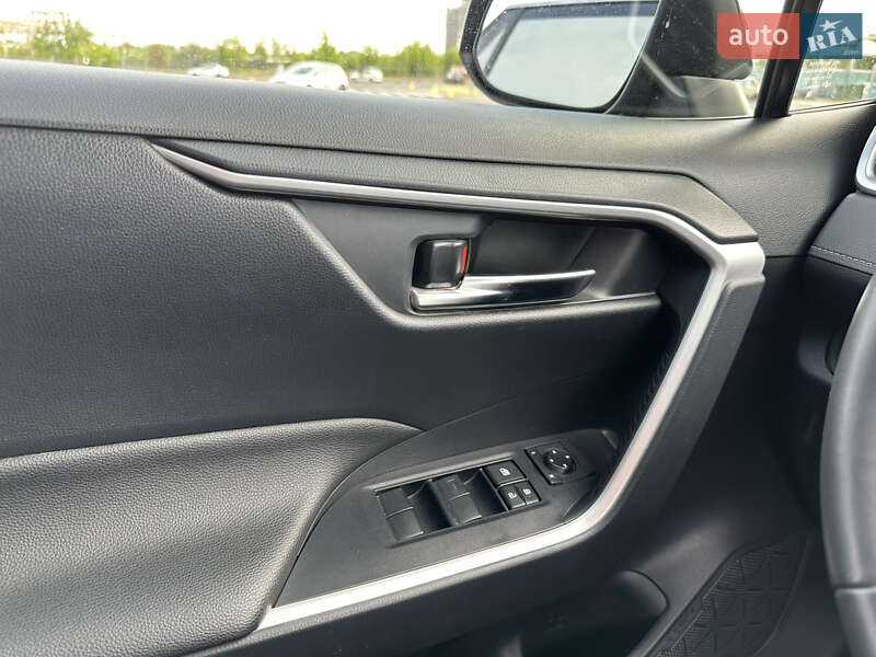 Позашляховик / Кросовер Toyota RAV4 2021 в Києві