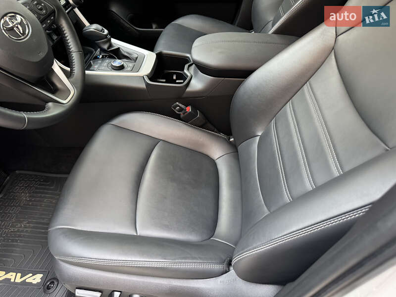 Позашляховик / Кросовер Toyota RAV4 2023 в Львові