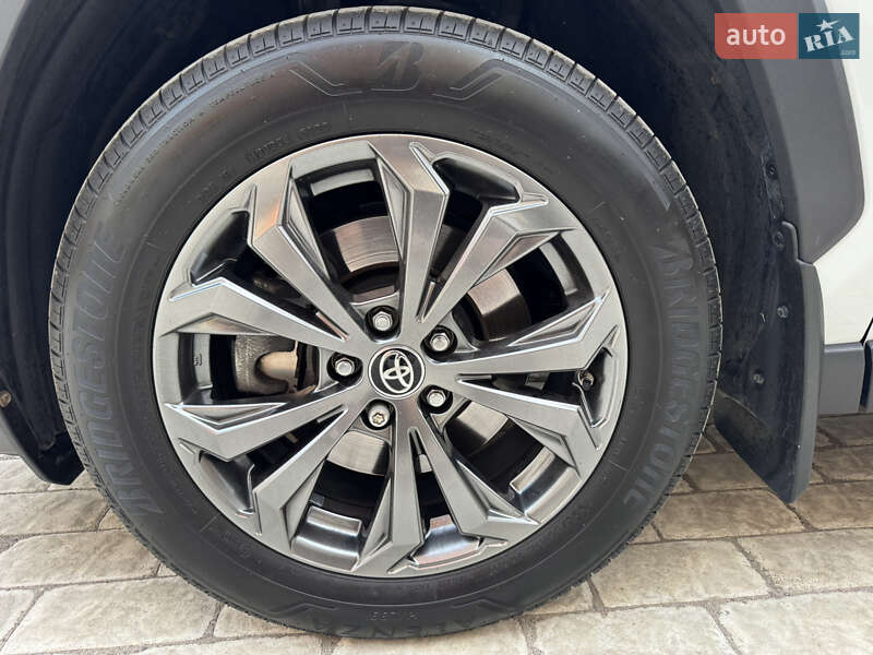 Позашляховик / Кросовер Toyota RAV4 2023 в Львові