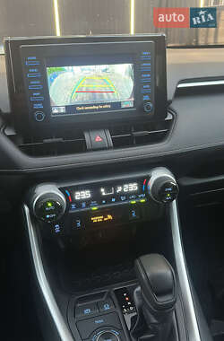 Позашляховик / Кросовер Toyota RAV4 2022 в 