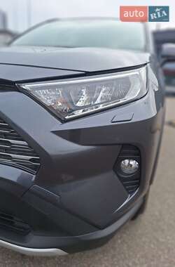 Позашляховик / Кросовер Toyota RAV4 2020 в 