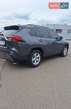 Позашляховик / Кросовер Toyota RAV4 2020 в 