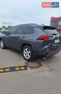 Позашляховик / Кросовер Toyota RAV4 2020 в 