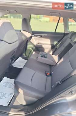 Позашляховик / Кросовер Toyota RAV4 2020 в 