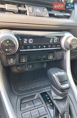 Позашляховик / Кросовер Toyota RAV4 2020 в 