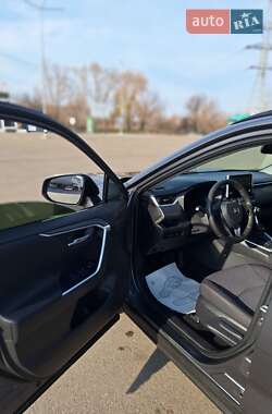 Позашляховик / Кросовер Toyota RAV4 2020 в 