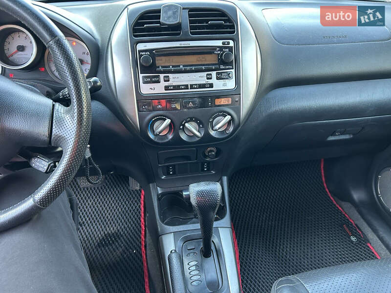 Позашляховик / Кросовер Toyota RAV4 2004 в Києві