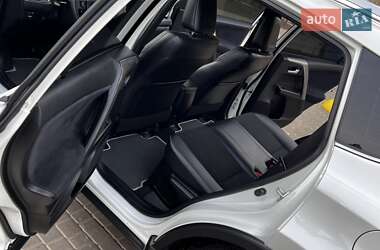 Внедорожник / Кроссовер Toyota RAV4 2016 в 