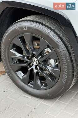 Внедорожник / Кроссовер Toyota RAV4 2024 в 
