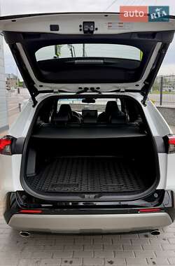 Внедорожник / Кроссовер Toyota RAV4 2024 в 