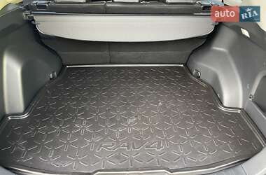Позашляховик / Кросовер Toyota RAV4 2023 в 