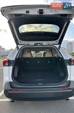 Позашляховик / Кросовер Toyota RAV4 2019 в 