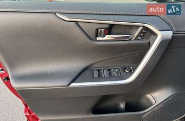 Позашляховик / Кросовер Toyota RAV4 2019 в 