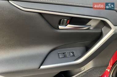 Позашляховик / Кросовер Toyota RAV4 2019 в 