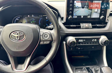 Позашляховик / Кросовер Toyota RAV4 2021 в 