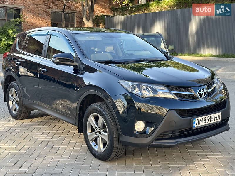 Позашляховик / Кросовер Toyota RAV4 2015 в 