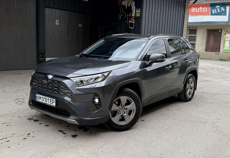 Внедорожник / Кроссовер Toyota RAV4 2023 в 