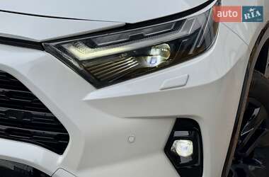 Позашляховик / Кросовер Toyota RAV4 2023 в 
