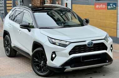 Позашляховик / Кросовер Toyota RAV4 2023 в 