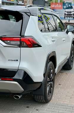 Позашляховик / Кросовер Toyota RAV4 2023 в 