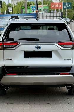 Позашляховик / Кросовер Toyota RAV4 2023 в 