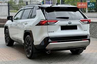 Позашляховик / Кросовер Toyota RAV4 2023 в 