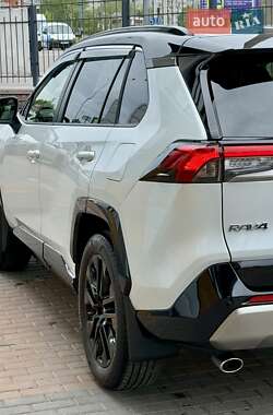 Позашляховик / Кросовер Toyota RAV4 2023 в 