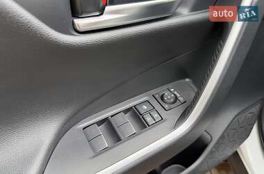 Позашляховик / Кросовер Toyota RAV4 2023 в 