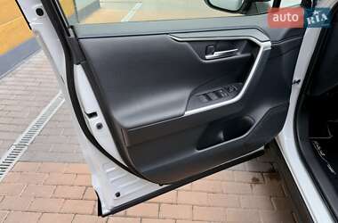 Позашляховик / Кросовер Toyota RAV4 2023 в 