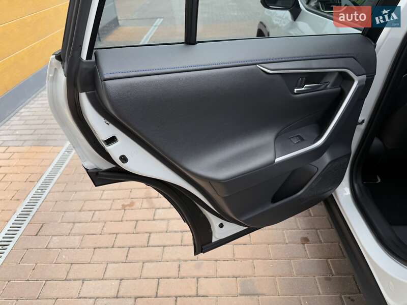 Внедорожник / Кроссовер Toyota RAV4 2023 в Белой Церкви