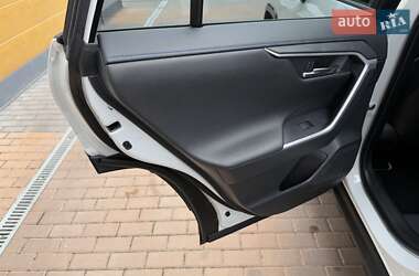 Позашляховик / Кросовер Toyota RAV4 2023 в 