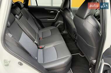 Позашляховик / Кросовер Toyota RAV4 2023 в 