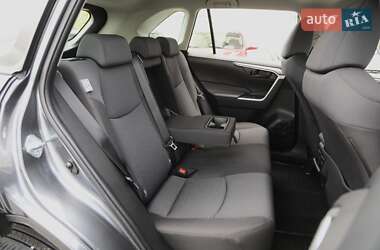 Позашляховик / Кросовер Toyota RAV4 2020 в 