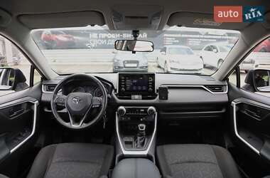 Позашляховик / Кросовер Toyota RAV4 2020 в 