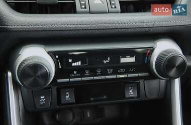 Позашляховик / Кросовер Toyota RAV4 2020 в 