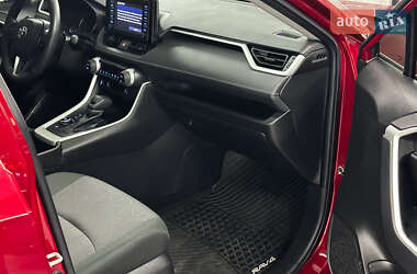 Позашляховик / Кросовер Toyota RAV4 2022 в 