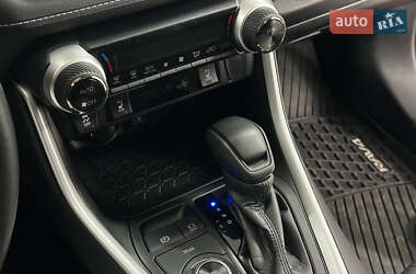 Позашляховик / Кросовер Toyota RAV4 2022 в 