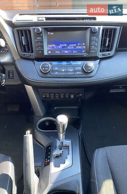 Позашляховик / Кросовер Toyota RAV4 2016 в 