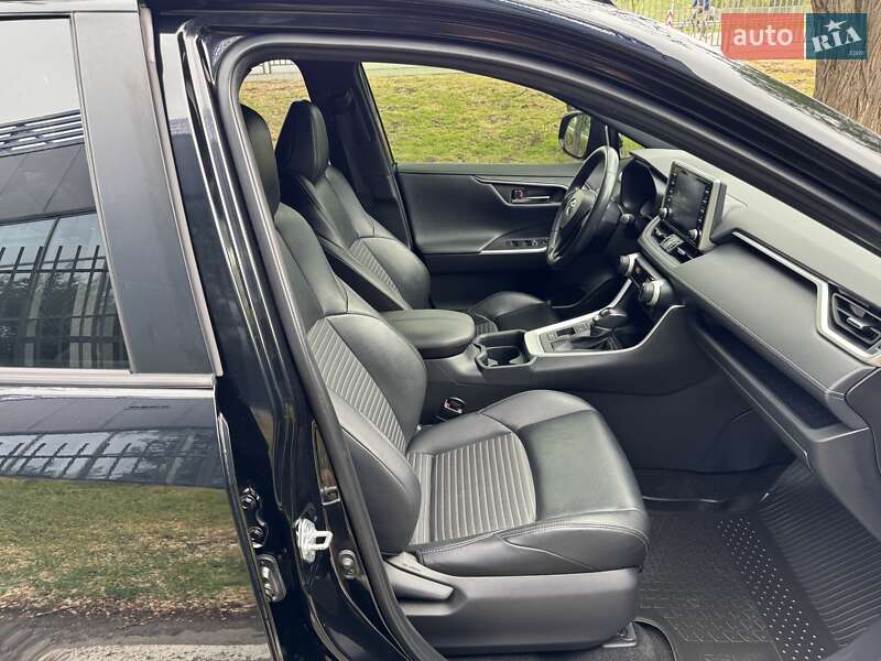 Позашляховик / Кросовер Toyota RAV4 2020 в Дніпрі