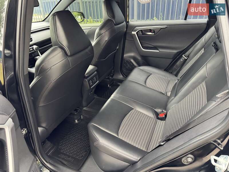 Позашляховик / Кросовер Toyota RAV4 2020 в Дніпрі