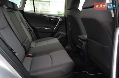 Позашляховик / Кросовер Toyota RAV4 2023 в 