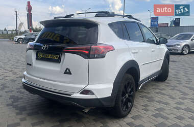 Позашляховик / Кросовер Toyota RAV4 2018 в 