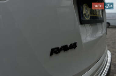 Позашляховик / Кросовер Toyota RAV4 2018 в 