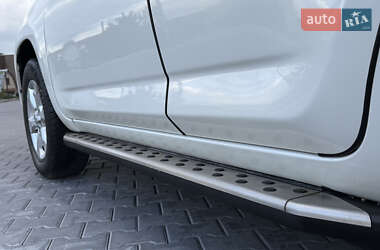 Позашляховик / Кросовер Toyota RAV4 2011 в 
