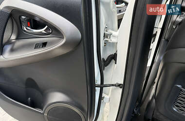 Позашляховик / Кросовер Toyota RAV4 2011 в 