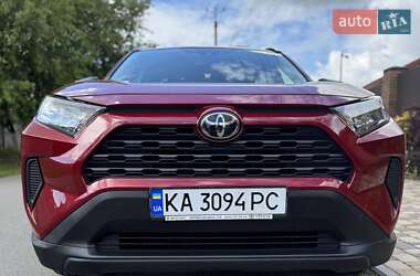 Позашляховик / Кросовер Toyota RAV4 2018 в 