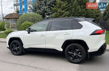 Позашляховик / Кросовер Toyota RAV4 2021 в 
