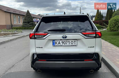 Позашляховик / Кросовер Toyota RAV4 2021 в 