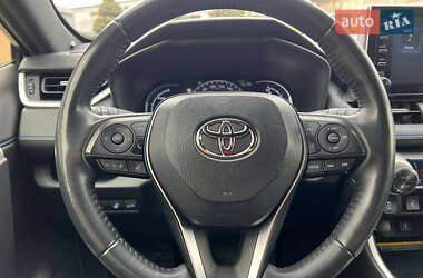 Позашляховик / Кросовер Toyota RAV4 2021 в 