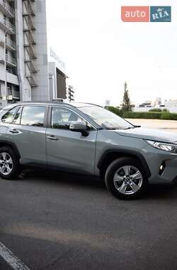 Позашляховик / Кросовер Toyota RAV4 2019 в 